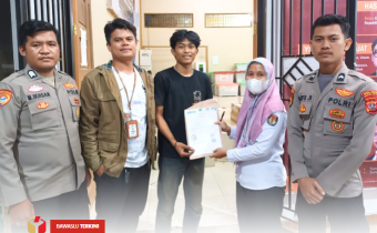 Badan Pengawas Pemilihan Umum (Bawaslu) Kota Solok melakukan pengawasan kedatangan logistik di Gudang KPU Kota Solok, Senin (28/10).