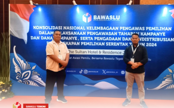 Ketua Bawaslu Kota Solok, Rafiqul Amin dan Anggota Bawaslu Kota Solok, Eka Rianto mengikuti kegiatan konsolidasi nasional kelembagaan pengawas pemilihan dalam pelaksanaan pengawasan tahapan kampanye dan dana kampanye serta pengadaan dan pendistribusian perlengkapan Pemilihan Serentak tahun 2024 yang digelar di The Sultan Hotel dan Residence Jakarta pada Selasa s/d Kamis (29 s.d 31/10/2024).