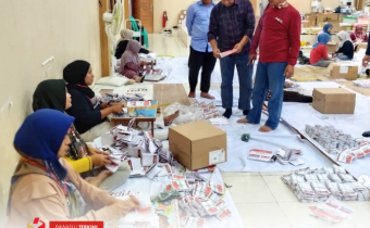 Badan Pengawas Pemilu (Bawaslu) Kota Solok melakukan pengawasan melekat sortir lipat surat suara Pemilihan Gubernur dan Wakil Gubernur Sumatera Barat serta Walikota dan Wakil Walikota Solok Tahun 2024 di Gudang Logistik KPU Kota Solok, (02-03/11/2024).