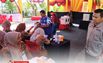 Bawaslu Kota Solok melakukan pengawasan simulasi pemungutan dan penghitungan suara yang diselenggarakan oleh KPU Kota Solok, Sabtu (9/11).