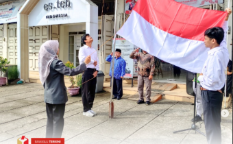 Bawaslu Kota Solok menggelar upacara di halaman Kantor Bawaslu Kota Solok, Minggu (10/11).