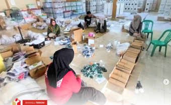 Bawaslu Kota Solok kembali melakukan pengawasan pengepakan di Gudang Logistik KPU Kota Solok, Sabtu (9/11).