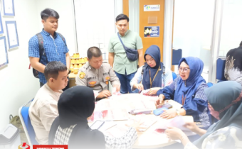 Bawaslu Kota Solok awasi penjemputan kekurangan surat suara, Jum'at (15/11).