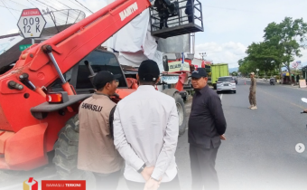 Badan Pengawas Pemilihan Umum (Bawaslu) Kota Solok bersama tim gabungan yang terdiri dari Satpol PP, Polres Solok Kota, Dandim 0309 Solok, Dinas Lingkungan Hidup & Dinas Perhubungan Kota Solok melakukan penertiban Alat Peraga Kampanye (APK) yang masih terpasang di masa tenang, Senin (25/11).