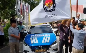 Badan Pengawas Pemilihan Umum (Bawaslu Kota Solok) melakukan pengawasan melekat pelepasan distribusi logistik jelang Pemilihan Kepala Daerah Serentak, Selasa (26/11).