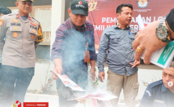 Ketua Bawaslu Kota Solok, Rafiqul Amin mengawasi pemusnahan kelebih surat suara secara langsung di Kantor KPU Kota Solok, Selasa (26/11).