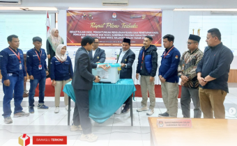 Ketua Badan Pengawas Pemilihan Umum (Bawaslu) Kota Solok, Rafiqul Amin beserta jajaran mengawasi proses Rapat Pleno Terbuka Rekapitulasi Hasil Penghitungan Perolehan Suara dan Penetapan Hasil Pemilihan Gubernur dan Wakil Gubernur Provinsi Sumatera Barat serta Walikota dan Wakil Walikota Solok Tahun 2024 yang digelar oleh KPU di Ruang Pertemuan D'Relazion Kota Solok pada Selasa, (03/12).