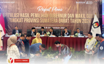 Bawaslu Kota Solok awasi pelaksanaan Rapat Pleno Terbuka Rekapitulasi Hasil Penghitungan Perolehan Suara dan Penetapan Hasil Pemilihan Gubernur dan Wakil Gubernur tingkat Provinsi Sumatera Barat tahun 2024 di Hotel Pangeran, (7-8/12).