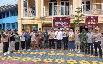 Ketua Bawaslu Kota Solok berfoto bersama Walikota dan jajaran OPD Kota Solok dalam melakukan pengawasan monitoring pelaksanaan Pemilihan Serentak Gubernur dan Wakil Gubernur serta Walikota dan Wakil Walikota Tahun 2024, Rabu (27/11). 