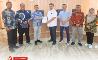 Bawaslu Kota Solok secara resmi menyerahkan Laporan Akhir Pengawasan Tahapan Pencalonan Kepala Daerah kepada Bawaslu RI pada Rabu, 12 Februari 2025, di Jakarta.