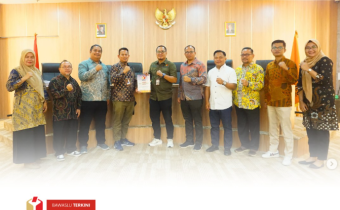 Badan Pengawas Pemilihan Umum (Bawaslu) Kota Solok secara resmi menyerahkan Laporan Layanan Informasi Publik Tahun 2024 kepada Bawaslu Republik Indonesia (RI) pada Jumat (21/2). 