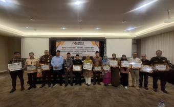 Bawaslu Kota Solok memberikan penghargaan kepada stakeholder yang berperan aktif dalam mendukung pengawasan pemilihan di ZHM Premiere Hotel Padang, Selasa sd Rabu (18-19/02).
