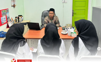 Bawaslu Kota Solok menyelenggarakan kegiatan pengenalan lingkungan kerja bagi tiga Calon Pegawai Negeri Sipil (CPNS) yang baru bergabung, Senin (16/6).