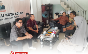 Bawaslu Kota Solok menerima kunjungan dari Bawaslu Provinsi Sumatera Barat dalam rangka kegiatan Monitoring dan Evaluasi (Monev) Keuangan dan Administrasi, yang dilaksanakan pada Rabu s/d Kamis, 2-3 Juli 2025.