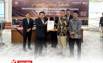 Bawaslu Kota Solok menghadiri Rapat Pleno Terbuka Pemutakhiran Data Pemilih Berkelanjutan (PDPB) Triwulan II Tahun 2025, yang diselenggarakan oleh Komisi Pemilihan Umum (KPU) Kota Solok pada Rabu, 2 Juli 2025, bertempat di Aula KPU Kota Solok.