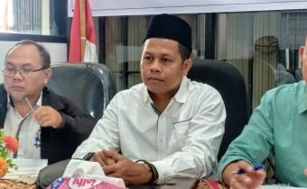 Anggota Bawaslu Kota Solok, Ilham Eka Putra menyampaikan perkembangan pengawasan PDPB di Kantor Bawaslu Kota Solok, Senin (25/08).