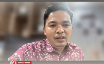 Iji Jailani, Tenaga Ahli Bawaslu RI sedang berbicara pada kegiatan Rapat Evaluasi Teknis Pengisian Form Pencegahan Online (14/08).