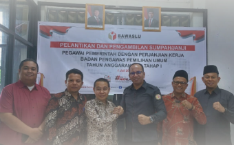 Ketua dan Anggota Bawaslu Kota Solok berfoto bersama Anggota Bawaslu Sumbar, Vifner dan Ketua KI Sumbar, Musfi Yendra dalam giat rapat dalam kantor terkait pengelolaan pelayanan data dan informasi publik sebagai bagian dari penguatan kelembagaan pada Senin, 25 Agustus 2025, di Kantor Bawaslu Kota Solok.