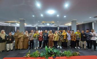 Bawaslu Kota Solok menyelenggarakan kegiatan “Pembinaan & Penguatan Kelembagaan Pengawas Pemilu Bersama Stakeholder Terkait di Kota Solok” dengan tema “Eksistensi Bawaslu Untuk Mewujudkan Pemilu Berintegritas Pasca Putusan Mahkamah Konstitusi Nomor 135/PUU-XXII/2024”, Selasa (12/8/2025), di Solok Premiere Hotel Syariah. 