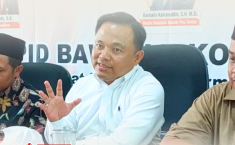 Komisioner Bawaslu Provinsi Sumatera Barat, Muhammad Khadafi berikan arahan kepada Bawaslu Kota Solok dalam Rapat Kehumasan di Kantor Bawaslu Kota Solok, Kamis (18/09/2025).