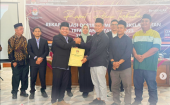Ketua Bawaslu Kota Solok, Rafiqul Amin menerima berita acara hasil Pleno Terbuka Rekapitulasi Daftar Pemilih Berkelanjutan (DPB) Triwulan III Tahun 2025 tingkat Kota Solok, di Kantor KPU Kota Solok pada Kamis (02/10)