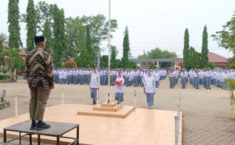 Ketua Bawaslu Kota Solok, Rafiqul Amin, hadir sebagai pembina upacara di SMK Negeri 1 Solok, Senin pagi (13/10). 
