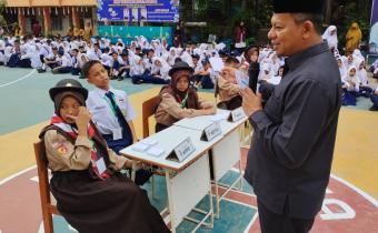 Ketua Bawaslu Kota Solok, Rafiqul Amin melaksanakan kegiatan sosialisasi dan edukasi demokrasi melalui Pemilihan Ketua OSIS (Pemilos) di SMP Negeri 5 Kota Solok, Senin (20/10). 