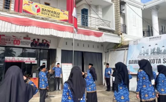 Badan Pengawas Pemilihan Umum (Bawaslu) Kota Solok melaksanakan upacara peringatan di halaman Kantor Bawaslu Kota Solok, Selasa (28/10).