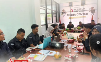 Badan Pengawas Pemilihan Umum (Bawaslu) Kota Solok melaksanakan Rapat Dalam Kantor (RDK) bertajuk “Penyusunan dan Perubahan Rencana Kerja dan Anggaran Bawaslu Kota Solok”, Senin (27/10), bertempat di Kantor Bawaslu Kota Solok.