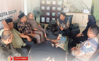 Puslitbangdiklat Bawaslu Republik Indonesia melakukan kunjungan kerja ke Bawaslu Kota Solok pada Selasa (21/10).