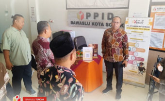 Bawaslu Kota Solok melaksanakan Rapat Dalam Kantor (RDK) Penguatan Kelembagaan, Selasa (21/10), di Kantor Bawaslu Kota Solok.