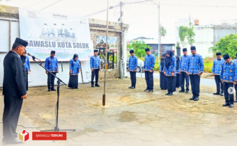 Badan Pengawas Pemilihan Umum (Bawaslu) Kota Solok melaksanakan upacara peringatan di halaman kantor Bawaslu Kota Solok, Senin (10/11/2025).