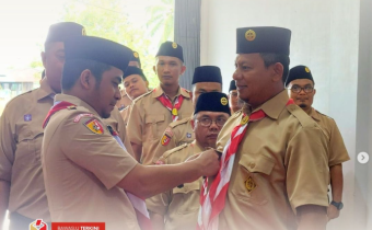Ketua Kwarcab Kota Solok (kiri) menyematkan tanda jabatan kepada Ketua Bawaslu Kota Solok (kanan) sebagai simbolis pelantikan kepengurusan Satuan Karya (Saka) Pramuka Adhyasta Pemilu Kota Solok Masa Bakti 2025–2030, pada Selasa (11/11/2025) di Kantor Bawaslu Kota Solok.
