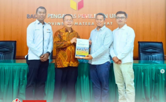 Ketua Bawaslu Kota Solok, Rafiqul Amin menyerahkan Laporan Hasil Penguatan Kelembagaan Pengawas Pemilu Bersama Mitra Kerja kepada Ketua Bawaslu Provinsi Sumatera Barat, Alni, S.H., M.Kn pada Rabu (12/11/2025), bertempat di Kantor Bawaslu Provinsi Sumatera Barat.