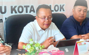 Ketua Bawaslu Provinsi Sumatera Barat memberikan materi dalam kegiatan Rapat Dalam Kantor (RDK) dengan tema “Penerimaan Permohonan Sengketa Proses Pemilu”, Kamis (13/11/2025), bertempat di Kantor Bawaslu Kota Solok.