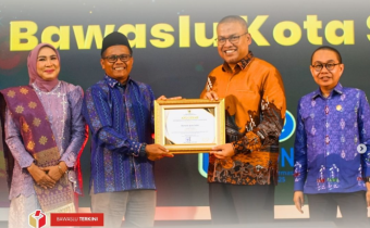 Anggota Bawaslu Kota Solok, Ilham Eka Putra menerima penghargaan Keterbukaan Informasi Publik dari Komisi Informasi Provinsi Sumatera Barat dalam acara Anugerah Keterbukaan Informasi Publik Tahun 2025 yang berlangsung di Auditorium Gubernur Sumatera Barat, Selasa (18/11/2025).