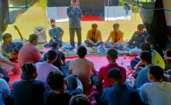 Anggota Bawaslu Kota Solok, Ilham Eka Putra memberikan arahan dan bimbingan dalam kegiatan Kemah Bakti Mahasiswa (KBM) yang diselenggarakan oleh Badan Eksekutif Mahasiswa (BEM) Universitas Mahaputra Muhamad Yamin (UMMY) Solok pada Sabtu, (01/11).