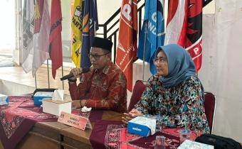 Anggota Bawaslu Kota Solok, Ilham Eka Putra memberikan masukan kepada KPU Kota Solok dalam Forum Konsultasi Publik yang dilaksanakan Komisi Pemilihan Umum (KPU) Kota Solok pada Kamis, 13 November 2025. 