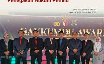 Anggota Bawaslu Kota Solok foto bersama saat menghadiri Gakkumdu Award  pada 10-12 Desember 2025.