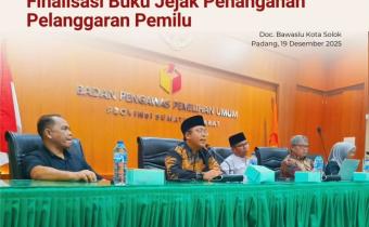 Bawaslu Kota Solok Kordiv Penanganan Pelanggaran (PP) Eka Rianto hadir pada rapat dalam kantor finalisasi Buku Jejak Penanganan Pelanggaran Pemilihan Bawaslu Provinsi Sumatera Barat Jumat (19/12/2025)