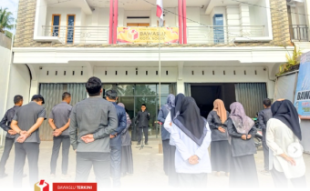 Bawaslu Kota Solok kembali menggelar apel pagi rutin pada Senin, 23 Juni 2025 yang dilaksanakan di halaman depan Kantor Bawaslu Kota Solok.