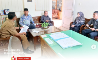 Bawaslu Kota Solok melaksanakan kegiatan pengawasan Pemutakhiran Data Pemilih Berkelanjutan (PDPB) ke sejumlah kantor kelurahan di Kota Solok pada Selasa, 23 Juni 2025.