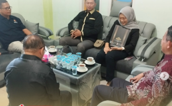 Badan Pengawas Pemilihan Umum (Bawaslu) Kota Solok menerima kunjungan silaturahmi dari manajemen Solok Premiere Syariah pada Selasa (22/07).