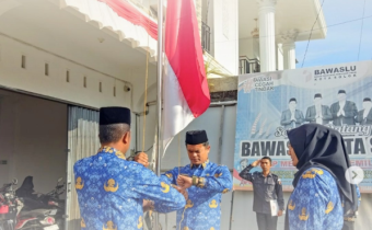 Badan Pengawas Pemilihan Umum (Bawaslu) Kota Solok menggelar upacara bendera dalam rangka memperingati Hari Ulang Tahun ke-80 Kemerdekaan Republik Indonesia pada Minggu (17/8/2025) di halaman kantor Bawaslu Kota Solok.