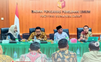 Bawaslu Kota Solok menghadiri kegiatan Rapat Penguatan Kelembagaan dalam Rangka Penilaian Pengisian Kuesioner E-Monev Komisi Informasi (KI) Sumatera Barat Tahun 2025, yang digelar di Kantor Bawaslu Provinsi Sumatera Barat, Jumat (29/8/2025). 