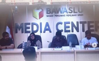 Bawaslu Kota Solok mengikuti kegiatan Diskusi Media Kepemiluan yang diselenggarakan secara daring oleh Bawaslu Republik Indonesia dengan mengangkat tema “Antisipasi Perkembangan Artificial Intelligence (AI) dan Model Pengawasan Digital di Pemilu”, pada Jumat (14/11/2025).