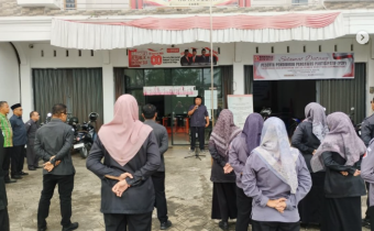 Badan Pengawas Pemilihan Umum (Bawaslu) Kota Solok kembali melaksanakan rutinitas apel pagi di halaman kantor Sekretariat Bawaslu Kota Solok, Senin (12/01). 