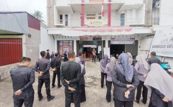 Badan Pengawas Pemilihan Umum (Bawaslu) Kota Solok menggelar apel pagi perdana di tahun 2026 pada Senin (05/01). 