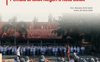 Bawaslu Kota Solok menjadi Pembina Upacara di SMA Negeri 3 Kota Solok Hari Pertama Masuk Sekolah Pasca Libur Lebaran