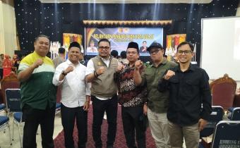 Bawaslu dan KPU Kota Solok Bersama Ketua KONI Kota Solok dalam Kegiatan Pelantikan dan Pengukuhan Pengurus KONI masa Bakti 2026-2030